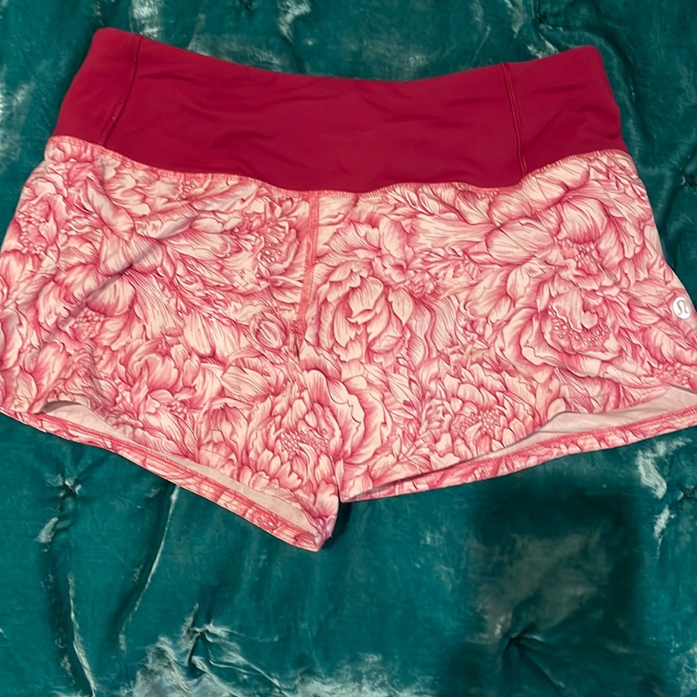 Lululemon size 4 Hotty hot 4” shorts